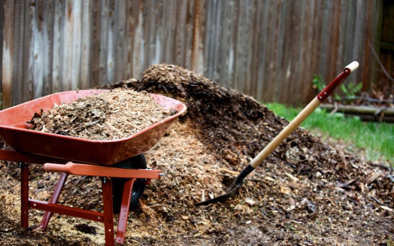 how much does a yard of mulch weigh