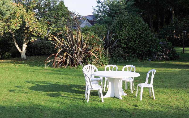 how do i clean white plastic garden chairs